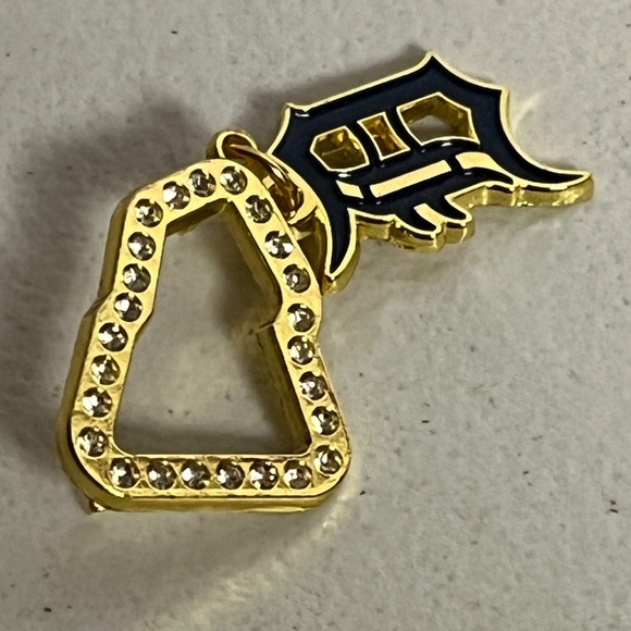 New Era Detroit Tigers Logo Pin Brooch Baseball Pins Streetwear Hat Hats - Picture 3 of 6